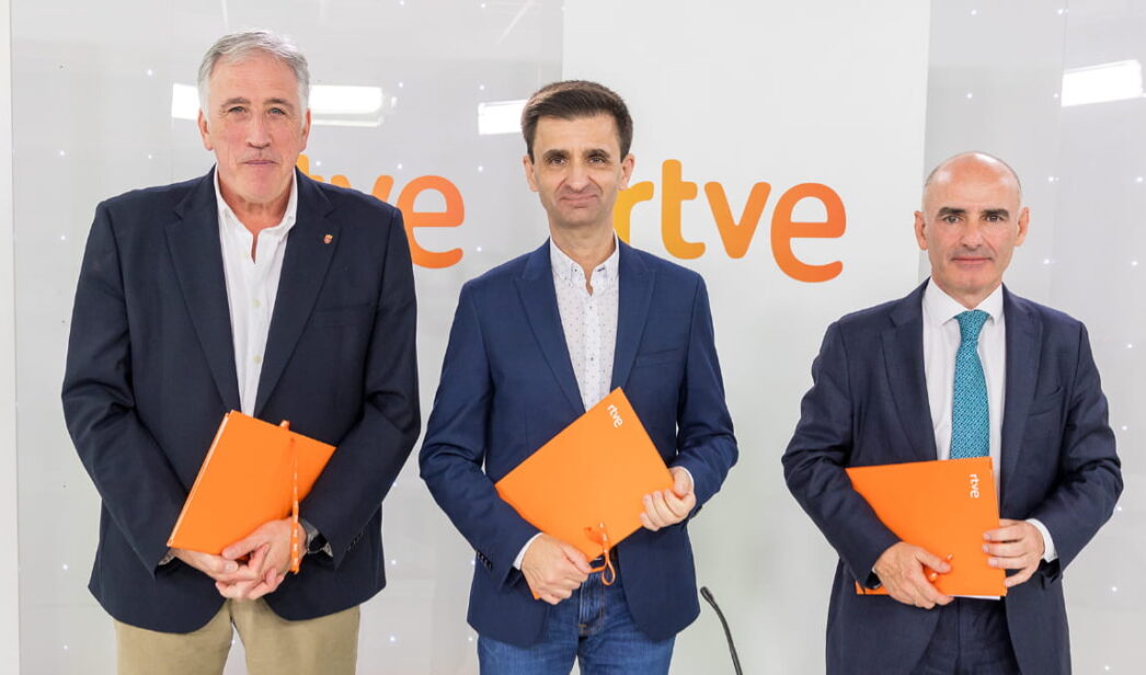 Joseba Asiron, alcalde de Pamplona, José Pablo López, presidente de RTVE, y Andoni Aldekoa, director general de EiTB