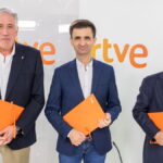Joseba Asiron, alcalde de Pamplona, José Pablo López, presidente de RTVE, y Andoni Aldekoa, director general de EiTB