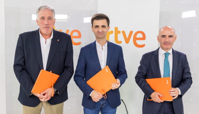 Joseba Asiron, alcalde de Pamplona, José Pablo López, presidente de RTVE, y Andoni Aldekoa, director general de EiTB