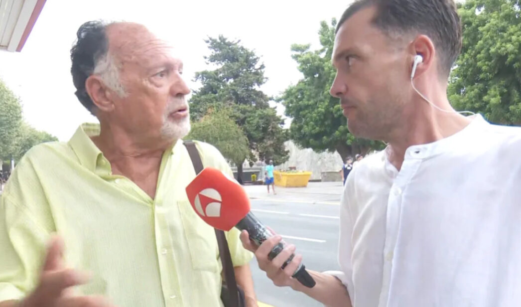 Un ciudadano de Ceuta junto a un reportero de 'Espejo Público'