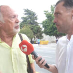 Un ciudadano de Ceuta junto a un reportero de 'Espejo Público'