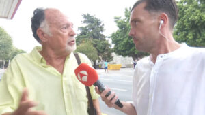 Un ciudadano de Ceuta junto a un reportero de 'Espejo Público'