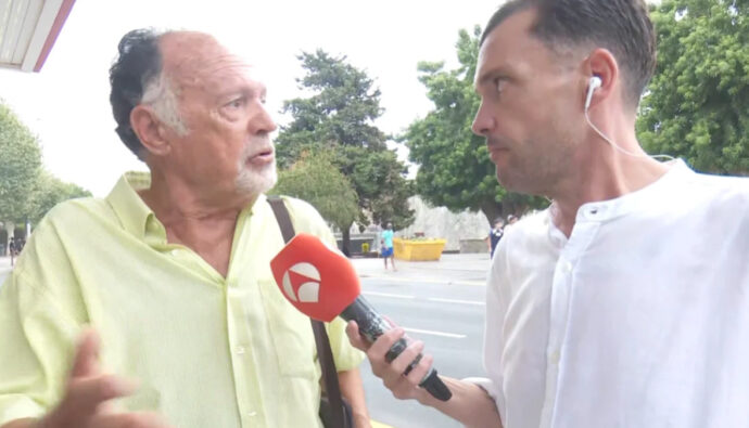 Un ciudadano de Ceuta junto a un reportero de 'Espejo Público'