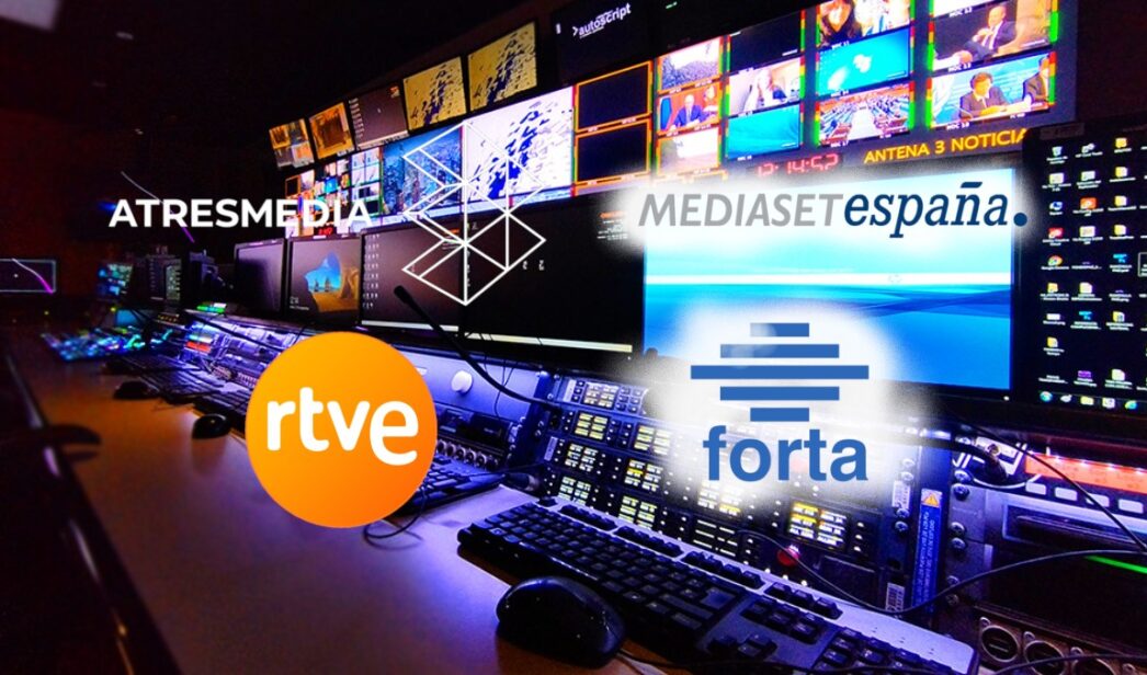 Logos de RTVE, La Forta, Atresmedia y Mediaset junto a un control de televisión
