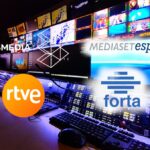 Logos de RTVE, La Forta, Atresmedia y Mediaset junto a un control de televisión
