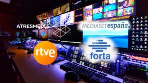 Logos de RTVE, La Forta, Atresmedia y Mediaset junto a un control de televisión
