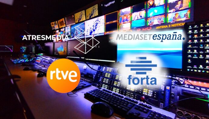 Logos de RTVE, La Forta, Atresmedia y Mediaset junto a un control de televisión