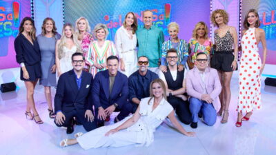 Santi Acosta y Beatriz Archidona junto a los colaboradores de 'De lunes a viernes'