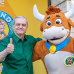 Ramón García y la vaquilla de 'El Grand Prix'