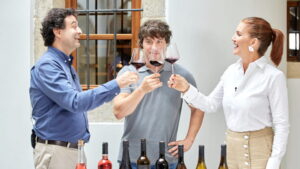 Los jueces de 'MasterChef' promocionando el vino del programa