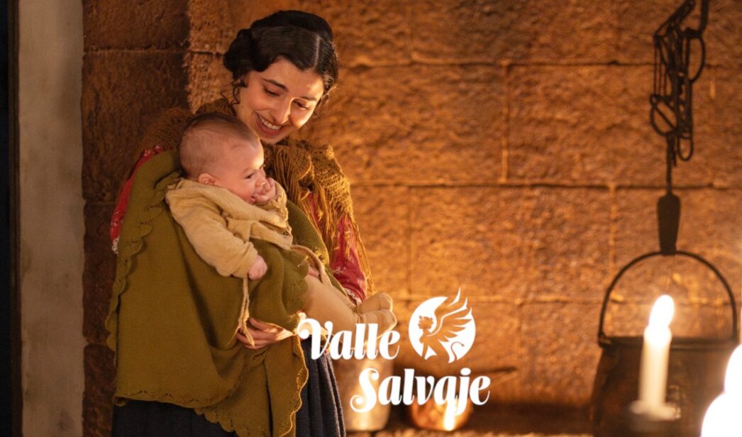 Luisa junto al hijo de Adriana en 'Valle Salvaje'