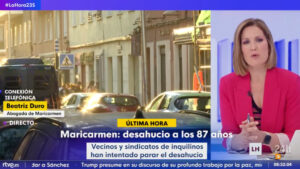 Silvia Intxaurrondo en la cobertura del desahucio de Maricarmen