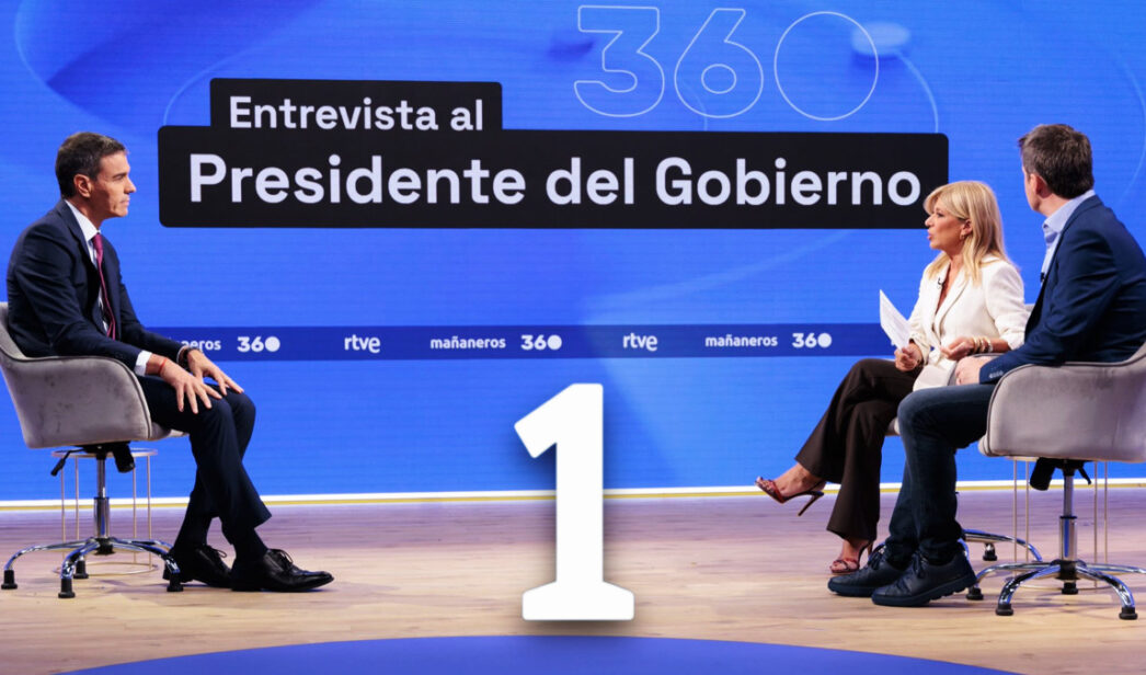 Jesús Cintora y Esther Palomera con Pedro Sánchez