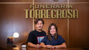 Los hermanos Laura y Alberto Caballero, creadores de 'Muertos S.L.'