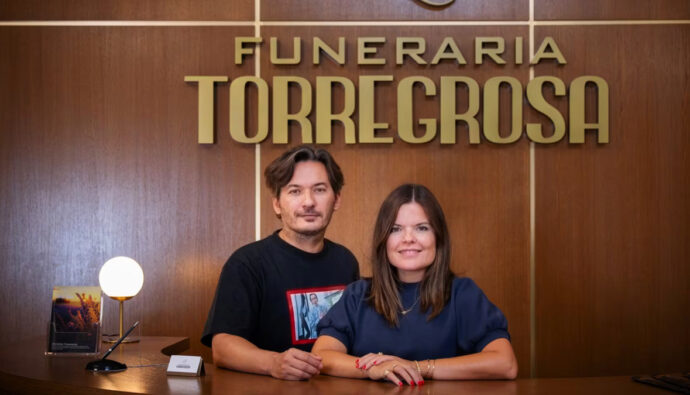 Los hermanos Laura y Alberto Caballero, creadores de 'Muertos S.L.'