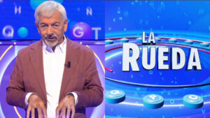 Carlos Sobera y el logo del Rosco de 'Rueda la Letra'