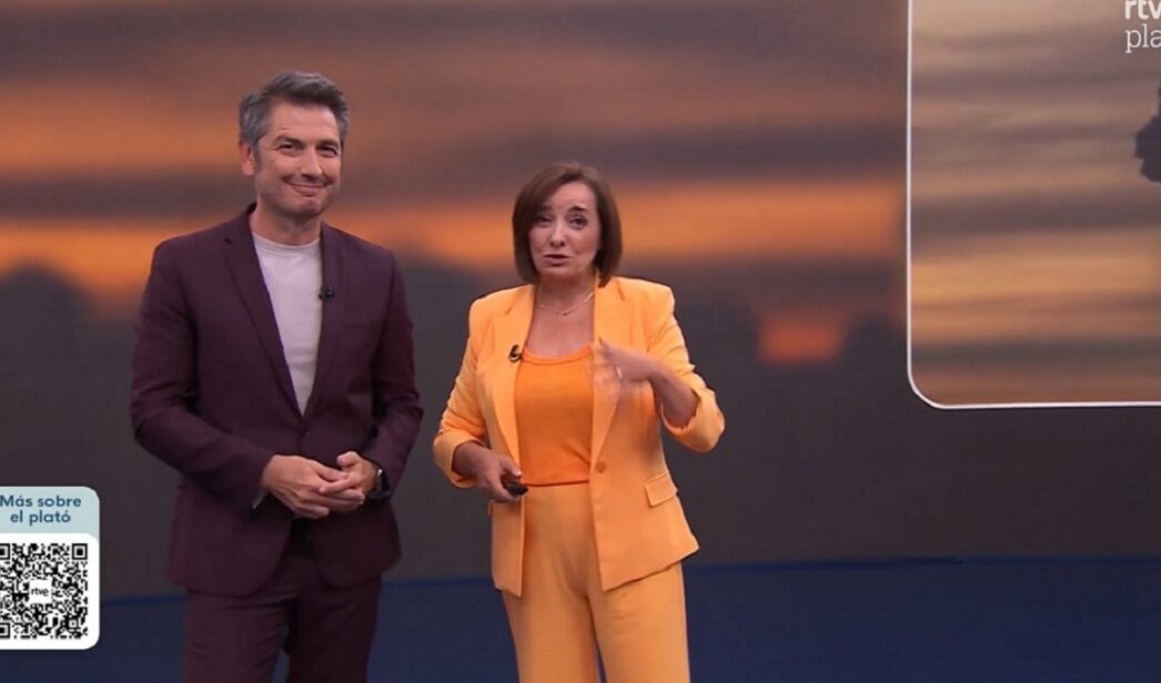 Carlos del Amor y Pepa Bueno en el cierre del Telediario 2.
