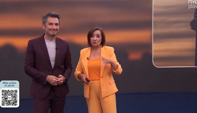 Carlos del Amor y Pepa Bueno en el cierre del Telediario 2.