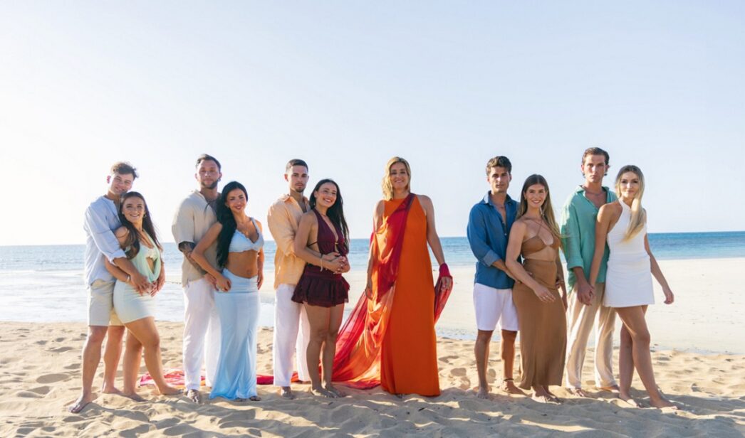 Sandra Barneda con las parejas participantes de 'La isla de las tentaciones 11'.