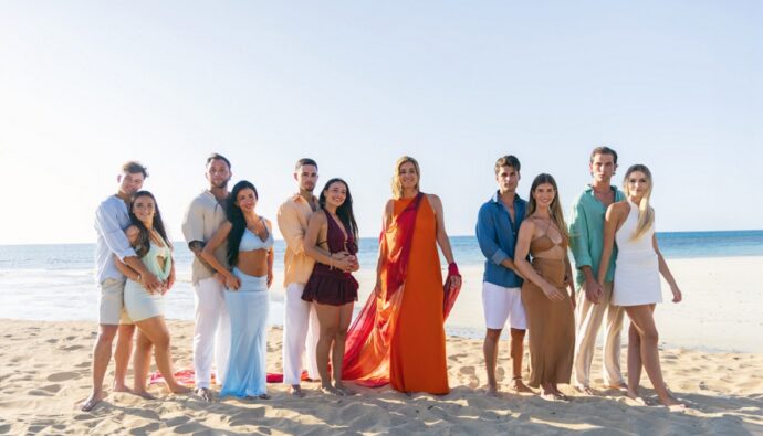 Sandra Barneda con las parejas participantes de 'La isla de las tentaciones 11'.