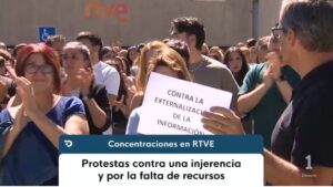 Los trabajadores de RTVE protestan a las puertas de Torrespaña.
