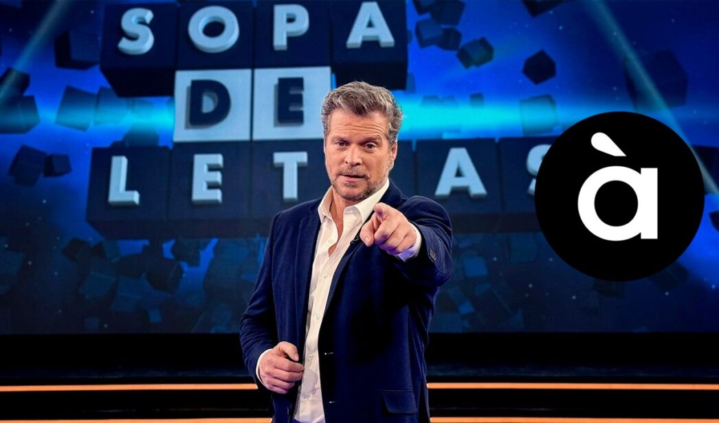 Jota Abril en 'Sopa de letras' y el logo de À Punt