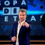 Jota Abril en 'Sopa de letras' y el logo de À Punt