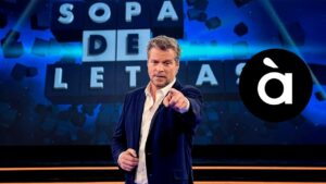 Jota Abril en 'Sopa de letras' y el logo de À Punt