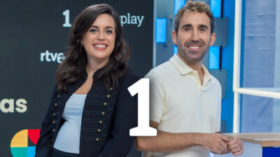 Aida Bao y Aitor Albizua, presentadores de 'Cosas Nuestras'
