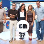 Aida Bao y Aitor Albizua junto a los colaboradores de 'Cosas nuestras'