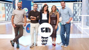 Aida Bao y Aitor Albizua junto a los colaboradores de 'Cosas nuestras'