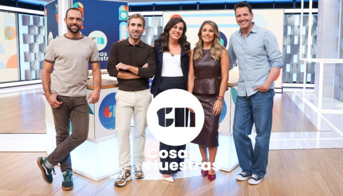 Aida Bao y Aitor Albizua junto a los colaboradores de 'Cosas nuestras'